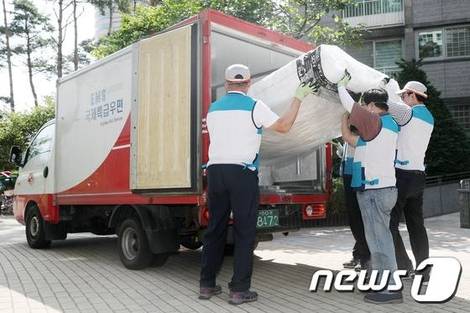 유영민 과학기술정보통신부 장관(왼쪽 첫번째)와 우정사업본부 관계자들이 16일 서울 송파구의 한 아파트 단지에서 방사성 물질 '라돈'이 검출된 대진침대 매트리스를 수거하고 있는 모습. /뉴스1 제공