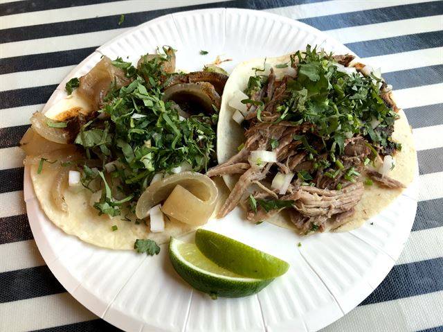 비야게레로에서 내놓는 껍데기 타코(왼쪽)와 혀 타코. 잇쎈틱 제공