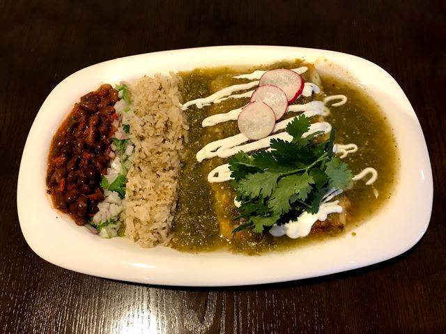 엘피노 323의 치킨 엔칠라다. 엔칠라다와 살사 베르데, 고수, 멕시칸 라이스와 블랙빈이 들어간다. 잇쎈틱 제공