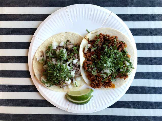 비야게레로의 살코기 타코(왼쪽)와 초리조 타코. 잇쎈틱 제공