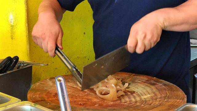 비야게레로의 트롱코. 전통 멕시코 도마인 트롱코에 껍데기를 놓고 자르는 모습. 잇쎈틱 제공