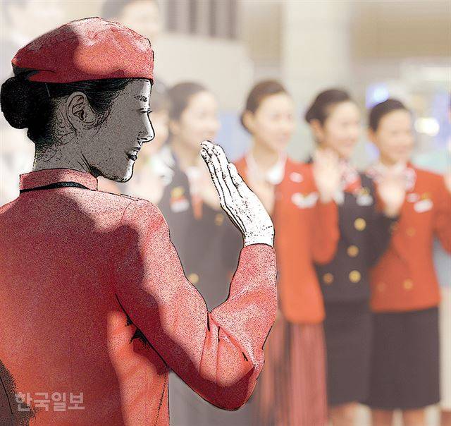 승무원은 전문성 말고도 빼어난 외양을 요구 받는 대표 직업이다. 사진은 2009년 한 국내 항공사의 행사에 참가한 승무원들. 한국일보 자료사진