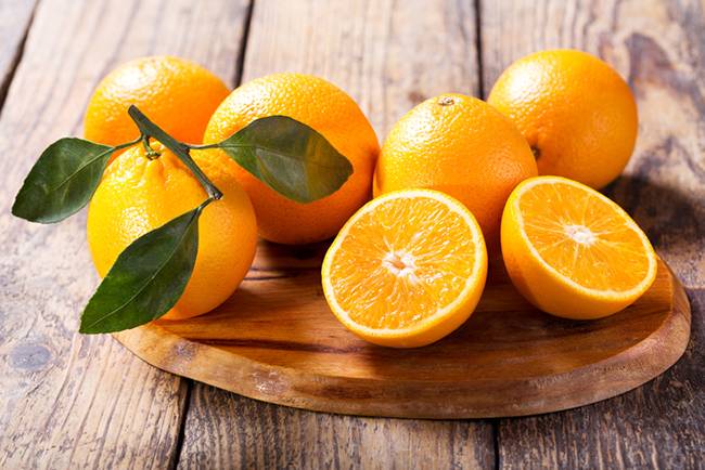 제조사는 오렌지를 썰어 잔에 꽂아 먹으라고 추천한다. 그러나 이도저도 번거로울 땐 그냥 오렌지를 안주삼아 마셔도 좋다. /사진=게티이미지뱅크