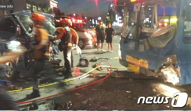 지난 16일 오후 8시24분쯤 강원도 원주시 단구동의 한 도로에서 시내버스와 1톤 트럭이 충돌해 트럭 운전자 안모씨(31)와 동승자 윤모씨(27)가 중상을 입고 병원으로 이송됐다. (강원도소방본부 제공) 2018.6.17/뉴스1 © News1 서근영 기자