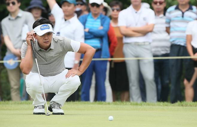 박상현이 17일 KEB하나은행 인비테이셔널 4라운드에서 2번홀 그린을 살피고 있다. 하나금융그룹 제공