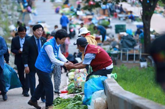 김승환 전북도교육감 후보가 전주 남부시장에서 상인들에게 지지를 호소하고 있다. [사진 김승환 후보 캠프]