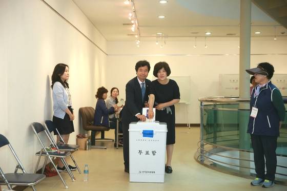 6·13 전북도교육감 선거에 출마한 김승환 후보가 13일 아내 이인숙 여사와 함께 익산시 마동 투표소에서 투표하고 있다. [사진 김승환 후보 캠프]