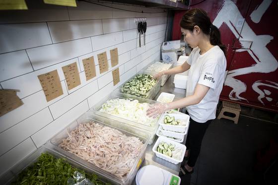 전 씨가 재료를 손질하고 있다. 장진영 기자