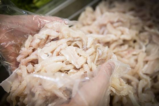 이곳의 홍어는 삭히지 않아 홍어 특유의 냄새가 적다. 장진영 기자