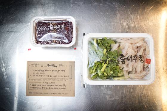 이곳의 홍어 무침은 무치지 않은 상태로 양념장, 직접 작성한 레세피와 함께 제공된다. 장진영 기자