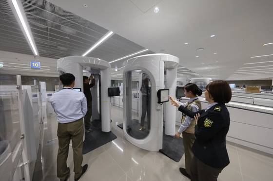 인천공항 2터미널에는 최첨단 원형검색기가 설치돼 있어 출국하는 데 걸리는 시간이 적다. [사진 중앙포토]