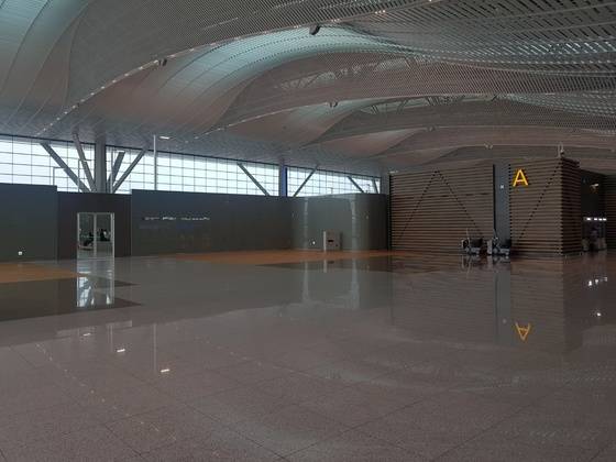 인천공항 2터미널의 대한항공 프리미엄 고객 전용 카운터.대한항공은 접근성 좋은 공항 입구에 외부와 분리된 별도의 카운터를 조성했다.회색 벽으로 둘어싸인 카운터를 외부에서는 볼 수 없다. 함종선 기자