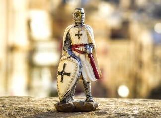 몰타 십자가를 새긴 기사단 피규어.