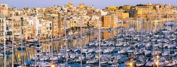 발레타의 형제 같은 항구 스리시티즈에 정박한 최고급 요트들.