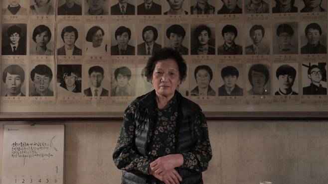 이한열 열사의 어머니 배은심 여사가 서울 동대문구 한울삶의 벽에 붙어있는 민주화운동 열사들 영정 앞에 섰다.｜MBC 제공