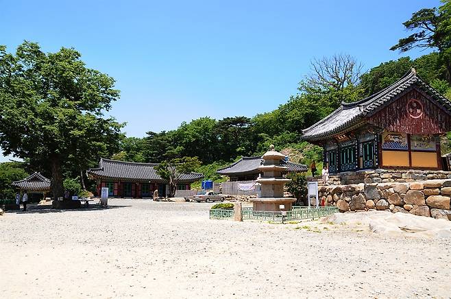 가야 수로왕의 전설을 담고 있는 고찰. 바로 아래에 너덜지대가 있고, 이곳에 종석들이 있다.  ⓒ홍윤호