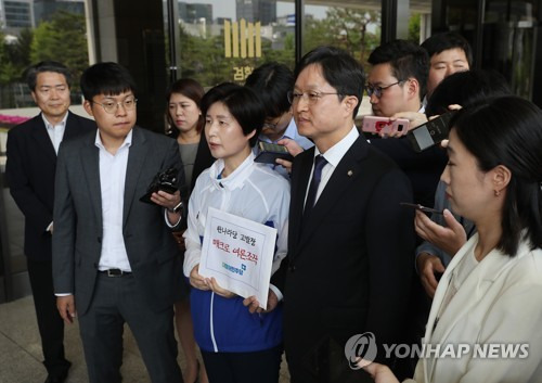 '한나라당 매크로' 고발하는 민주당 (서울=연합뉴스) 이지은 기자 = 더불어민주당 백혜련 대변인과 강병원 원내대변인이 7일 오후 서울 서초구 서울중앙지검에 자유한국당의 전신인 한나라당과 새누리당의 과거 선거에 매크로(자동입력반복)를 동원한 여론조작 의혹과 관련해 고발장을 접수하기 전 취재진의 질문에 답하고 있다. 2018.6.7      jieunlee@yna.co.kr