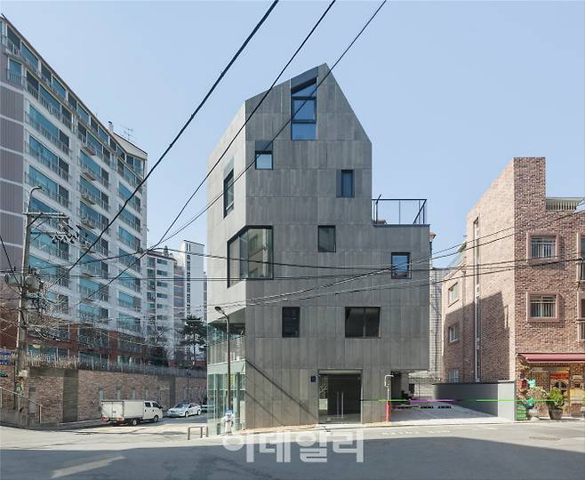 ‘2018 젊은 건축가상’을 수상한 건축가 경계없는 작업실의 작품 논현동 복합주거 ‘코너 하우스’(사진=문체부).
