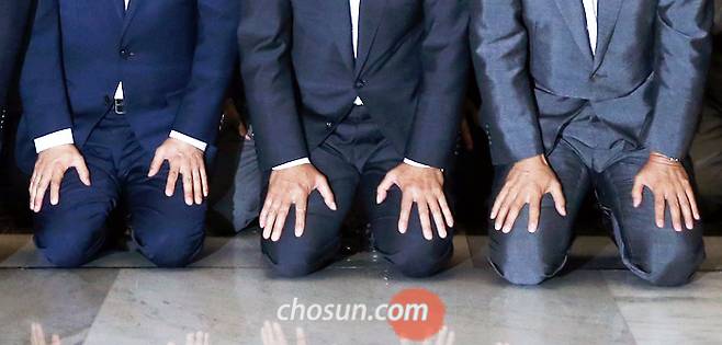 김성태 자유한국당 대표 권한대행과 한국당 의원들이 15일 국회 본관 로텐더홀에서 대국민 사과문을 발표하면서 무릎을 꿇고 있다. /남강호 기자