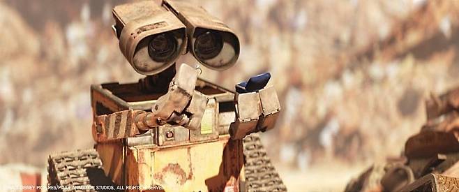 쓰레기 더미 속에서 흥미있는 물건을 찾아내고 있는 월-E의 모습. 쓰레기와 필요한 물건을 주관적으로 골라내는 지능을 갖췄다.