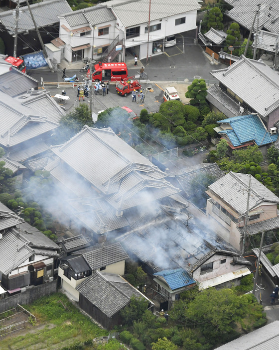 강진이 발생한 오사카 타카쓰키 지역의 한 주택가에서 연기가 피어오르고 있다.[교도=연합뉴스]