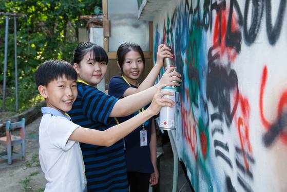 학생기자단은 정크하우스 작업실 뒤뜰에서 스프레이를 직접 뿌려보는 체험을 했다.