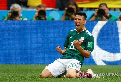 독일을 상대로 골을 넣고 기뻐하는 멕시코의 이르빙 로사노.(로이터=연합뉴스)