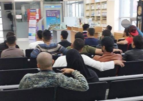 5월2일 제주국제공항에 입국한 예멘인들[독자 제공=연합뉴스]