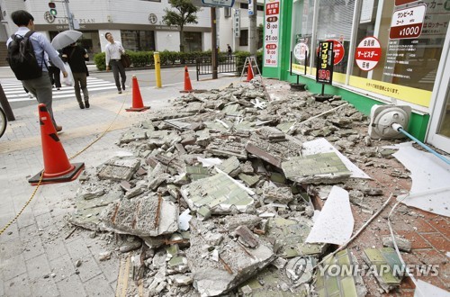 오사카 지진으로 무너진 상가외벽 (오사카 교도=연합뉴스) 18일 일본 오사카부(大阪府)에서 규모 5.9의 지진이 발생, 한 상가 외벽이 무너져 있다.       photo@yna.co.kr