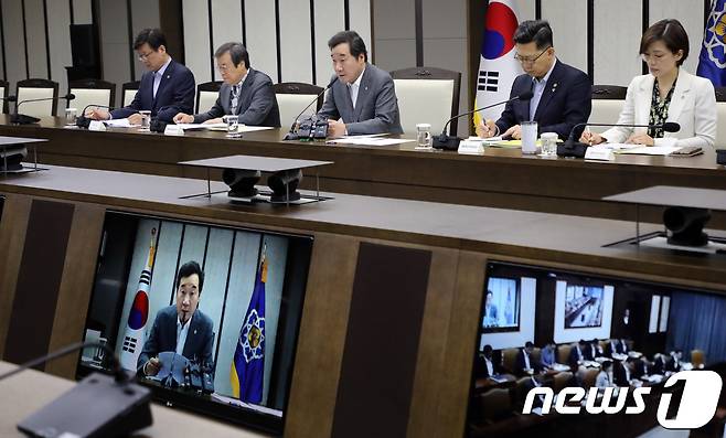 이낙연 국무총리가 14일 정부세종청사 국무조정실 대회의실에서 열린 서울-세종 영상 국정현안점검조정회의에서 모두발언을 하고 있다. 2018.6.14/뉴스1 © News1 장수영 기자