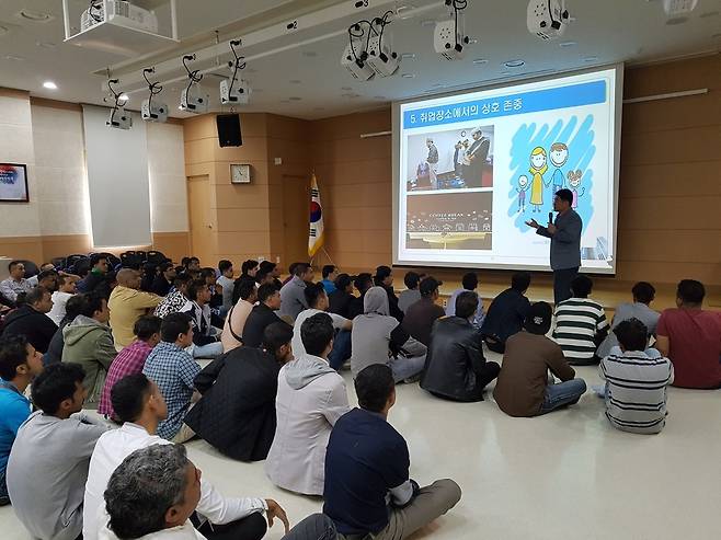 18일 제주시 용담동 제주출입국·외국인청에서 열린 예멘 난민 신청자들을 위한 취업설명회에서 예멘인들이 사회자의 설명에 귀를 기울이고 있다.