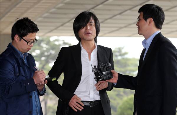 ▲ 주진우 시사인 기자(가운데). ⓒ 연합뉴스