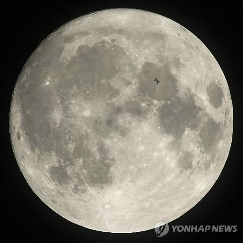 슈퍼문 위 국제우주정거장 (맨체스터타운십 EPA=연합뉴스) 2일(현지시간) 미국 펜실베이니아주 맨체스터 타운십에서 찍은 슈퍼문 사진에 국제우주정거장의 모습이 포착됐다.      gin@yna.co.kr