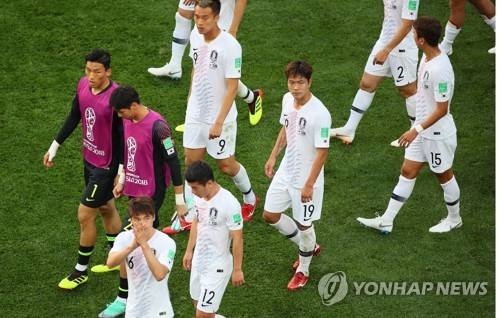 [월드컵] 아직 2경기가, 멕시코·독일전도 응원해 주시길 (니즈니노브고로드=연합뉴스) 진성철 기자 = 주장 기성용(왼쪽)이 18일(현지시간) 러시아 니즈니노브고로드 스타디움에서 열린 2018 러시아 월드컵 F조 스웨덴과의 경기가 끝난 뒤 응원해준 한국팬들에게 박수를 보내고 있다. 2018.6.19        zjin@yna.co.kr