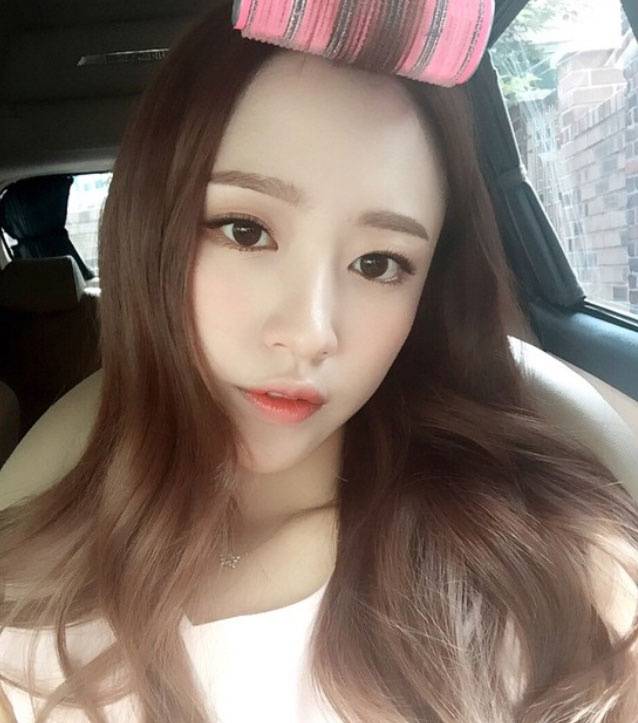 걸그룹 EXID 멤버 하니가 SNS 올린 사진. 앞머리에 헤어롤을 말고 있다.  ⓒ하니 인스타그램