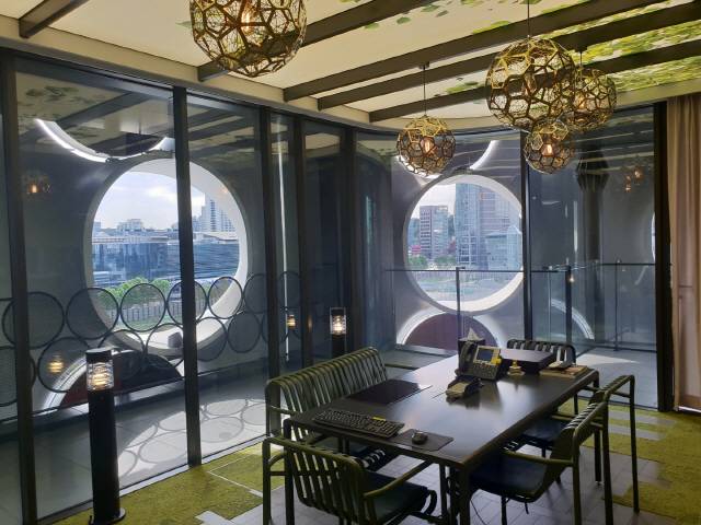 미팅룸 내부에서 보이는 외부 전경.