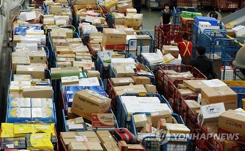 가득 쌓인 소포 부산 강서구 대저동 우편집중국에 쌓여있는 소포들 [연합뉴스 자료사진]