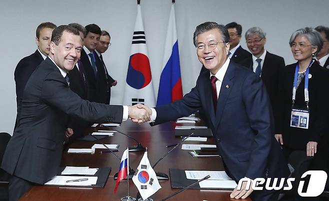 문재인 대통령과 드미트리 메드베데프 러시아 총리가 14일 오후(현지시각) 필리핀 마닐라 국제컨벤션센터에서 열린 회담에 앞서 악수하고 있다. (청와대) 2017.11.15/뉴스1 © News1 이광호 기자
