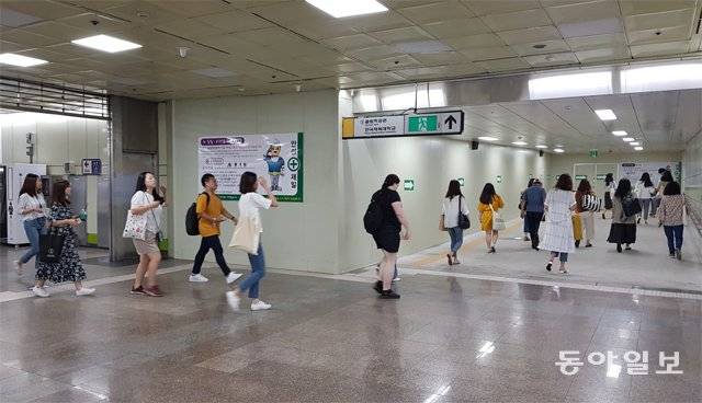 사람들이 서울 송파구 지하철 5호선 올림픽공원역 3번 출구 방향 통로를 걸어가고 있다. 서울교통공사는 지하철 9호선 공사 과정에서  철거된 3번 출구 관련 시설물을 보상해 달라고 요구하고 있다. 김예윤 기자 yeah@donga.com