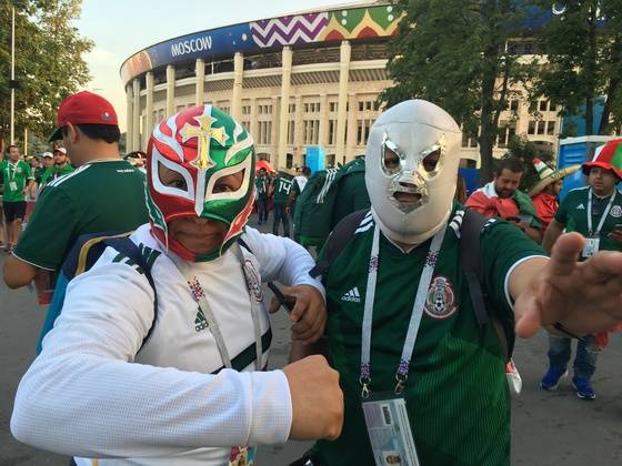 18일 멕시코-독일전이 열린 모스크바의 루즈니키 스타디움에서 만난 멕시코팬. 멕시코에서 인기가 높은 프로레슬링 선수 레이 미스테리오처럼 가면을 쓰고 있다. 모스크바=박린 기자