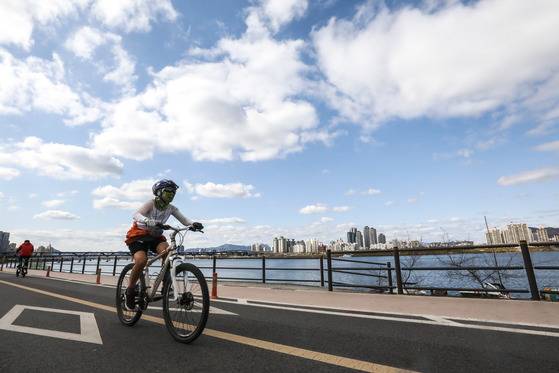 자전거나 피트니스처럼 발목에 무리가 가지 않는 운동을 하는 것이 좋다. [사진 뉴스1]