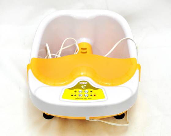 저녁마다 족욕을 하면 혈액순환이 축진되어 발목 통증 치유에 도움이 된다. [중앙포토]