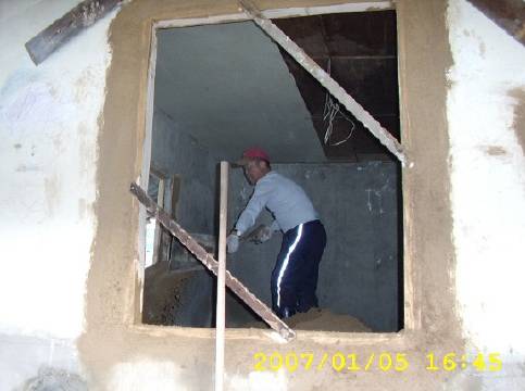 집을 고치는 남편의 모습. [사진 송미옥]