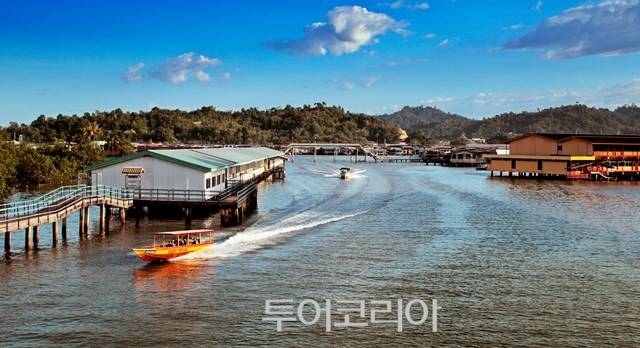 ▲ 캄퐁 아에르 수상가옥