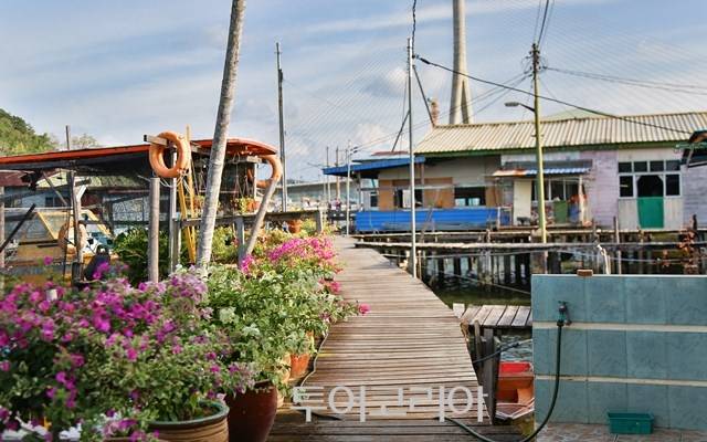 ▲ 캄퐁 아에르 수상가옥