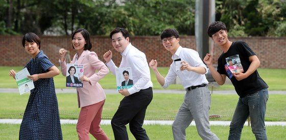6·13 지방선거에 도전했던 2030 젊은 후보들이 서울 중구 배재학당 박물관 정원에서 자신들의 선거 홍보물을 들어보이고 있다. 왼쪽부터 서울 강남구청장에 출마했던 이주영(녹색당) 후보, 서울 금천구 의원에 출마했던 곽승희(무소속) 후보, 서울시의원 선거에 도전했던 조준규(바른미래당)후보, 서울시장에 도전한 우인철(우리미래) 후보, 경기도의원에 출마했던 김광원(노동당) 후보. 김상선 기자