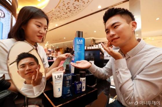 연예인 같은 외모가 각광받고, "외모도 경쟁력"이라는 인식이 확산하면서 국내 그루밍 시장이 점점 커지고 있다. 기초 제품을 넘어 여성의 전유물로 여겨졌던 눈썹·입술 메이크업, 문신·제모 등 수요도 늘고 있다. 최근 대기업에 입사한 한 남성이 백화점 남성화장품 매장에서 제품 상담을 받고 있다. /사진=임성균 기자