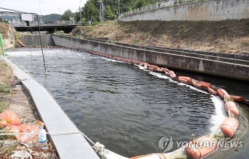 낙동강으로 흐르는 방류수 [연합뉴스 자료사진]
