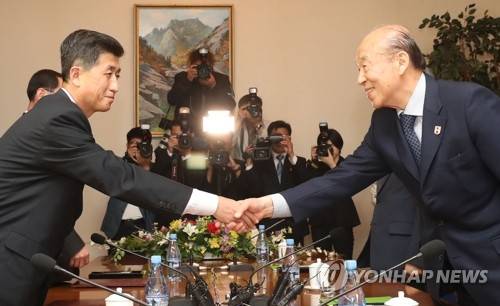 남북적십자회담 대표단, 금강산서 이산가족 상봉 협의 (금강산=연합뉴스) 22일 북한 금강산호텔에서 열린 남북적십자회담에서 남측 수석대표인 박경서 대한적십자사 회장(오른쪽)과 북측 수석대표인 박용일 조국평화통일위원회 부위원장이 악수하고 있다.  [사진공동취재단]      photo@yna.co.kr