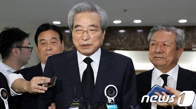 이한동 전 국무총리가 23일 오후 서울 송파구 서울아산병원 장례식장에 마련된 김종필 전 국무총리의 빈소 조문을 마친 후 취재진의 질의에 답변하고 있다. 2018.6.23/뉴스1 © News1 허경 기자